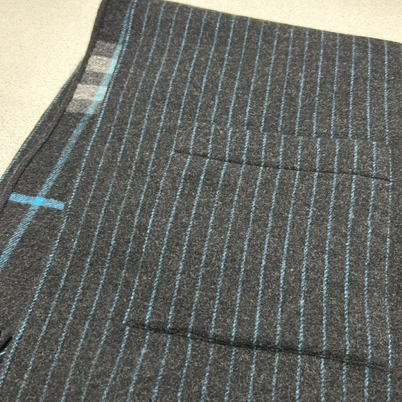 Burberry reversible shawl Black, Blue & White w pockets - Picture 4 of 6